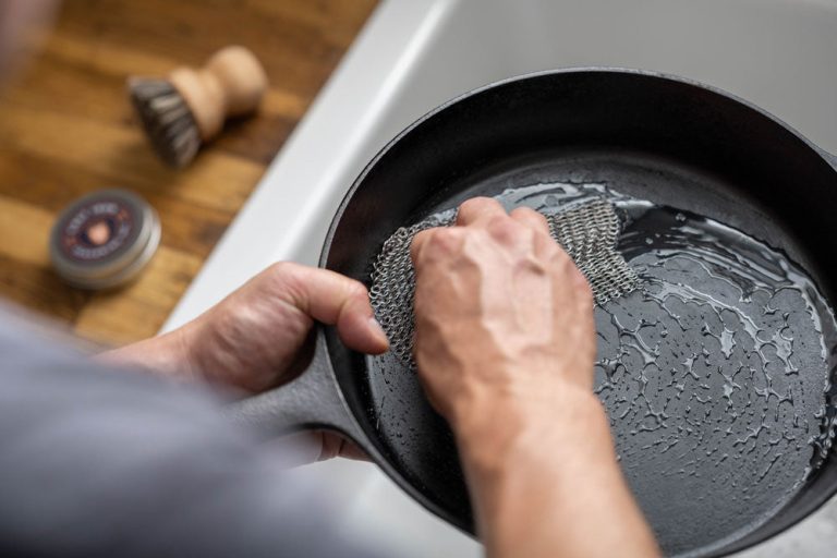 How to Clean a Cast Iron Frying Pan With Salt
